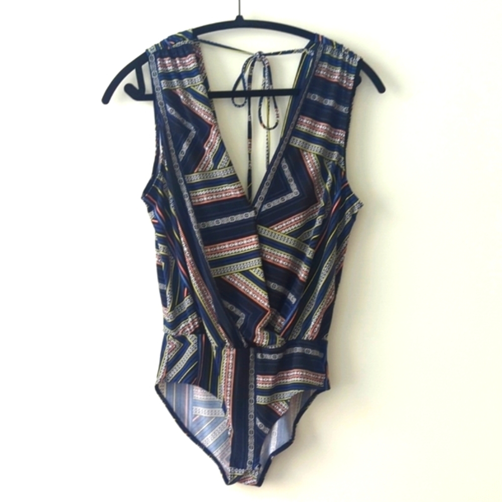 BCBGeneration multicolor bodysuit size XS‎ V-neckline Sleeveless New